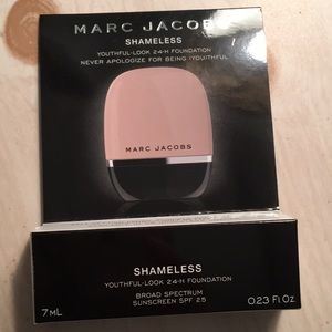 Marc Jacobs Shameless foundation in Y420 TAN